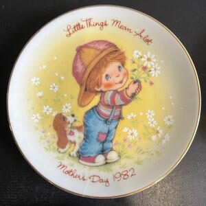 Vintage Avon 5” Mother’s Day Collectable Plate 1982  “ Little Things Mean A lot”